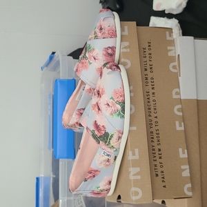 Floral toms LAST CHANCE GOING TO CONSIGNMENT SOON
